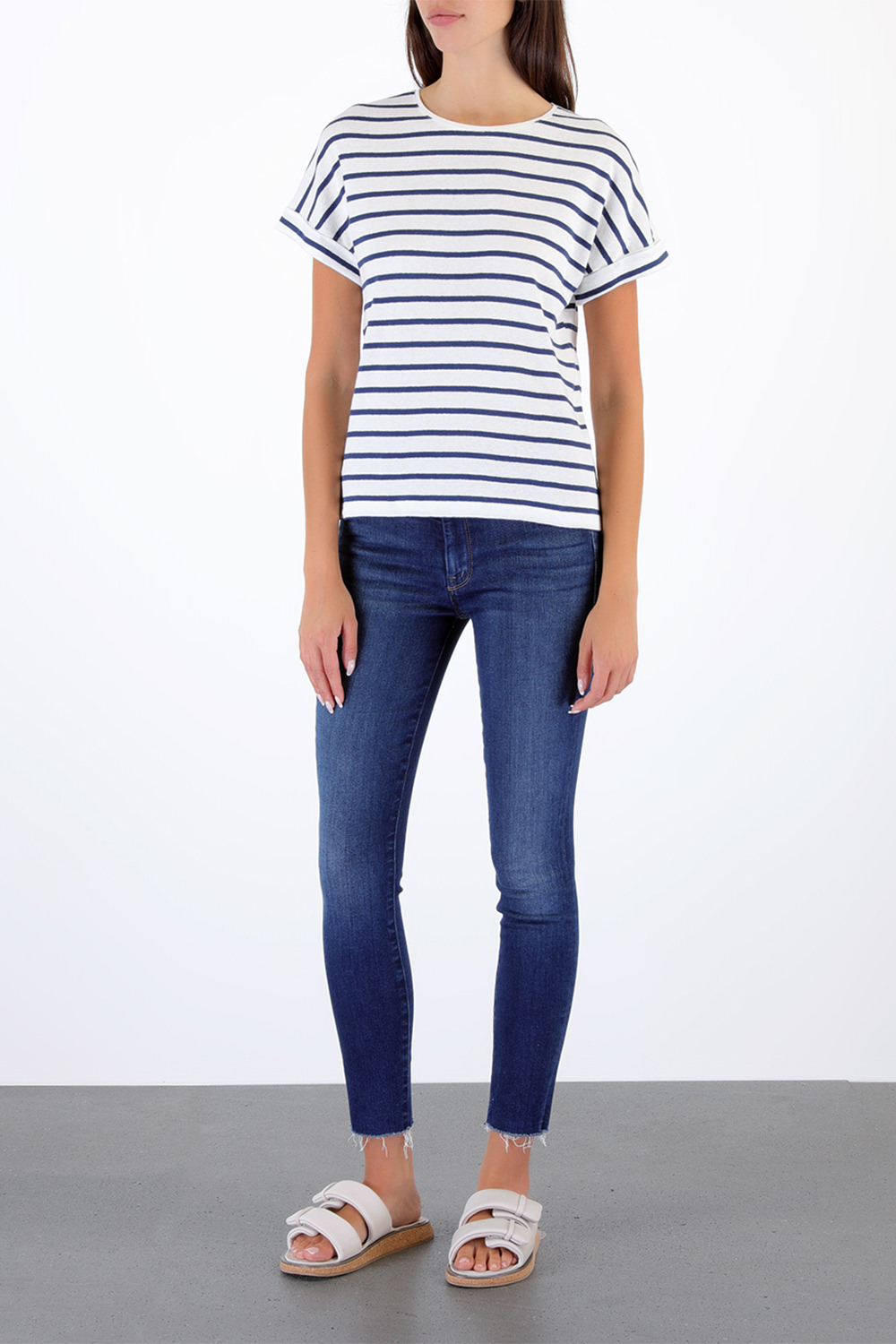 תמונת כל הלוק של T-Shirt in Blue and White